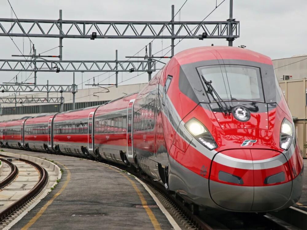Как называется поезд. Frecciarossa 1000. скоростные поезда италии frecciarossa. frecciarossa 1000 поезд. поезд красная стрела локомотив.