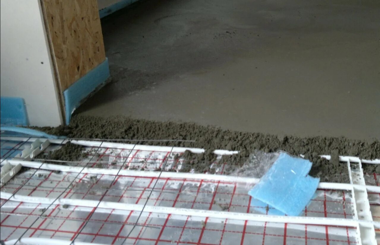 Теплая бетонная стяжка. Стяжка пола 80 мм теплый пол. ЦПС для стяжки пола. Стяжка пола с фиброволокном. Цементно Песчаная стяжка армированная фиброволокном.