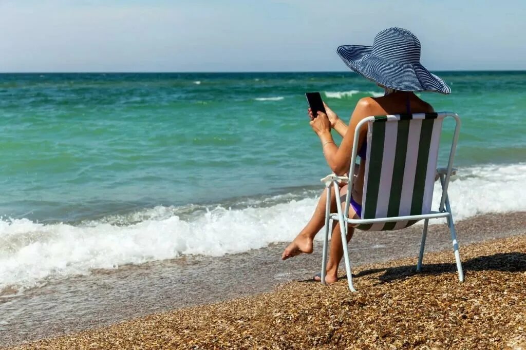 Пляж апельсин адлер. Отдыхающие на побережье моря. На море черном работать. Черное море рассвет. Адлер нижнеимеретинская бухта набережная.