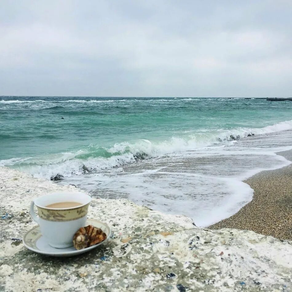 Утро на морском берегу. Чашка кофе на море. Доброе утро море. Чашка кофе на берегу моря. Кофе и море.