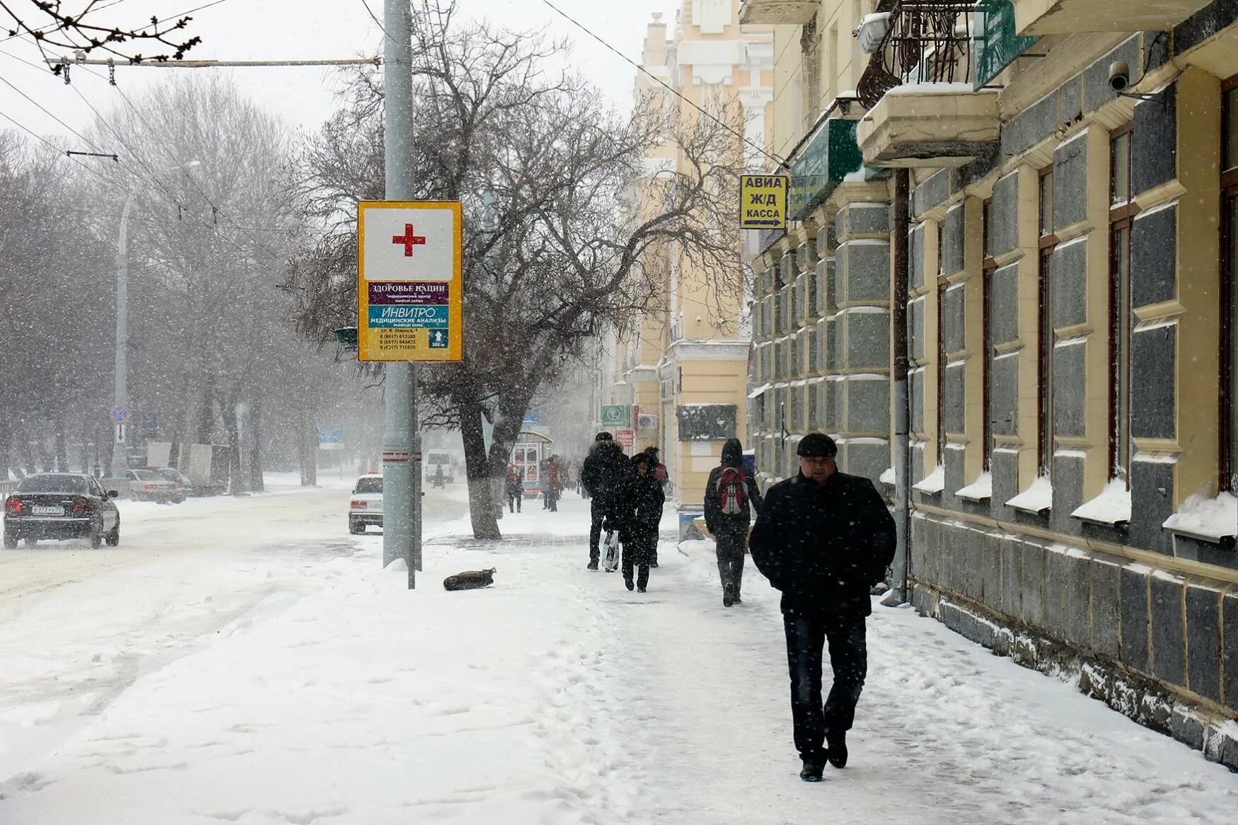 Погода в новороссийске в марте 2024 года. Снегопад в городе. Снег в Новороссийске. Снег в городе. Снегопад в Новороссийске.