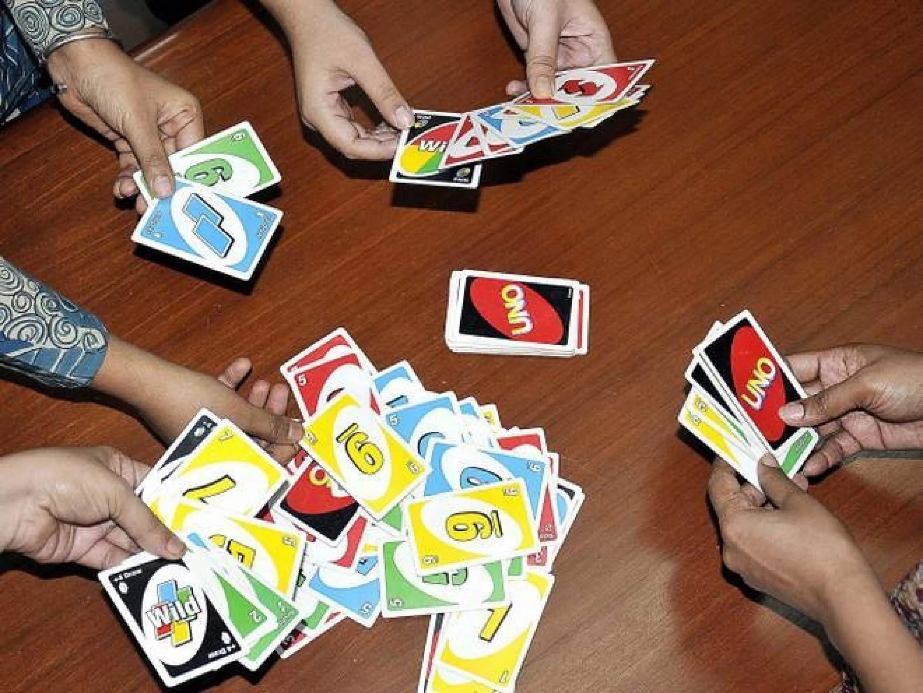 Комбинации в покере 2 карты. Minecraft по сети. Как играть в карты в дурака. Как поиграть с другом на карте. Школьники играют в карты.