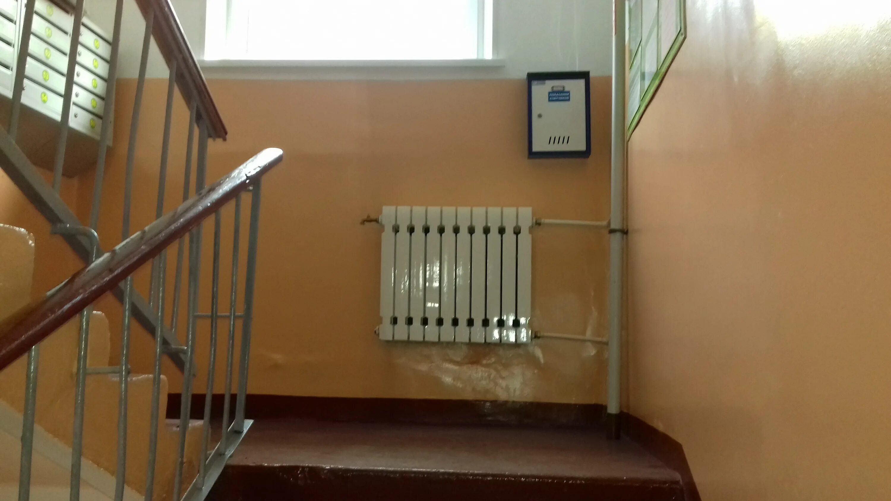 Трубы отопления в подъезде. Отопительный прибор на лестничной клетке. отопительные приборы в подъезде мкд. отопление лестничных клеток. радиатор на лестничной клетке.
