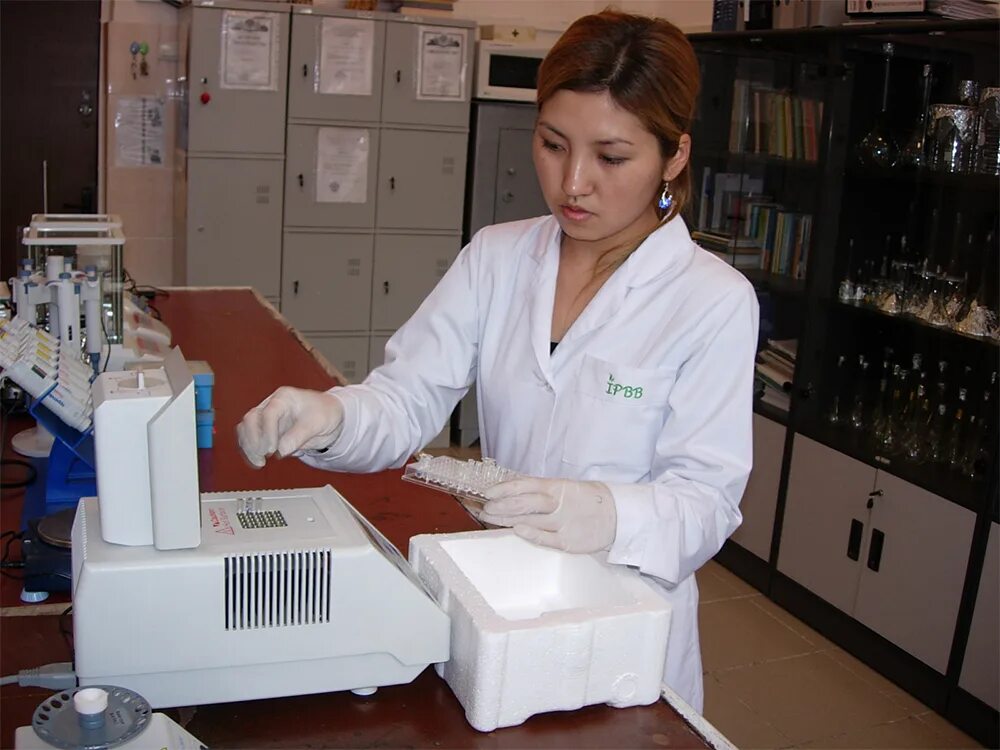 лабораторный генетик