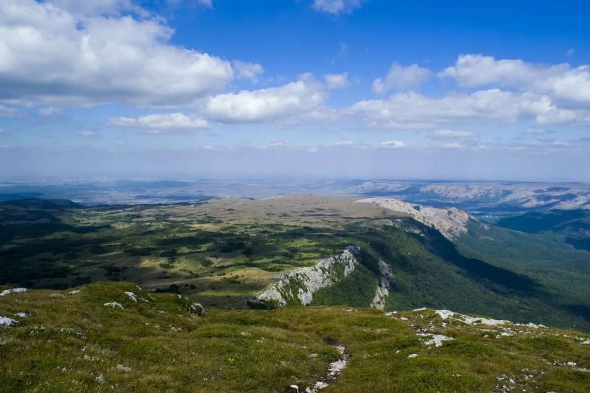 Гора чатыр даг симферополь. Вид с чатыр дага на демерджи. Чатыр даг вершина. Гора чатыр даг симферополь. Чатыр даг симферополь.