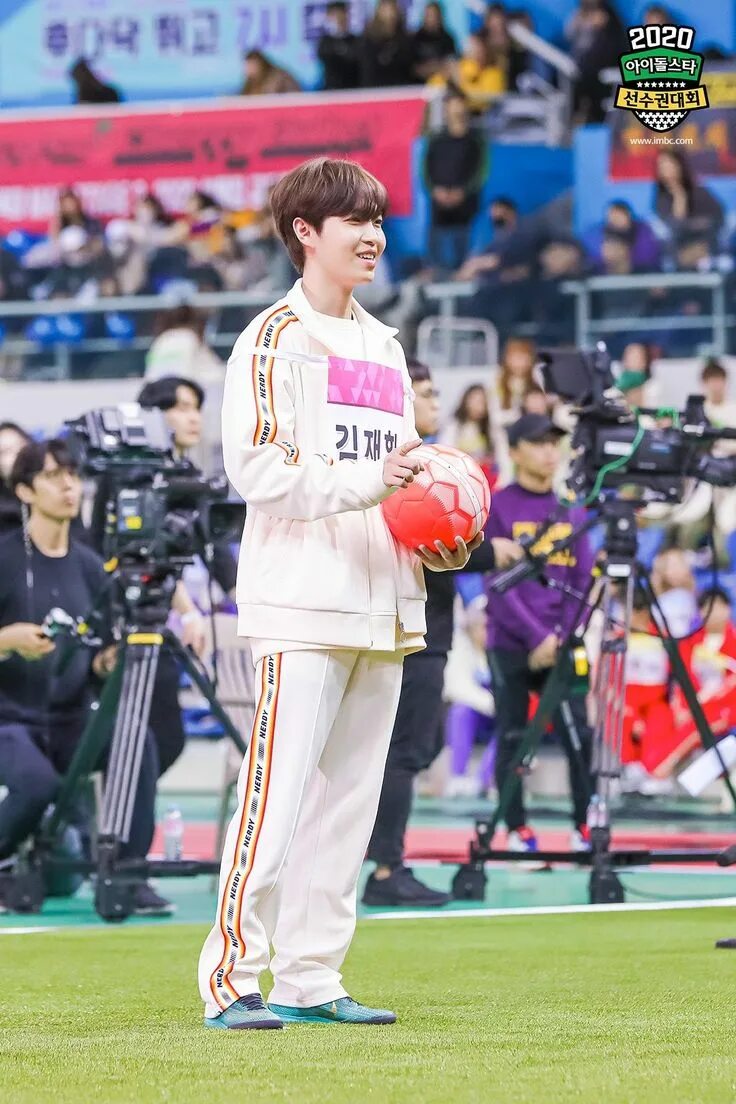 Легкая атлетика среди айдолов. Idol star athletics championships. Idol star athletics championships stray kids. Айдолы на isac. Idol star athletics championships stray kids.
