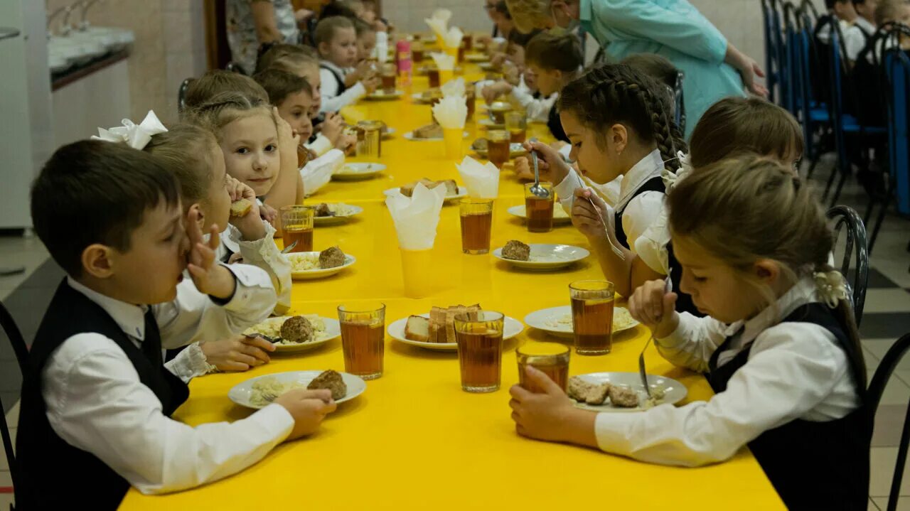 Фургал питание в школах. Фургал питание в школах. 27 школа столовая. Питание в гимназии. Заместитель мэра комсомольска на амуре.