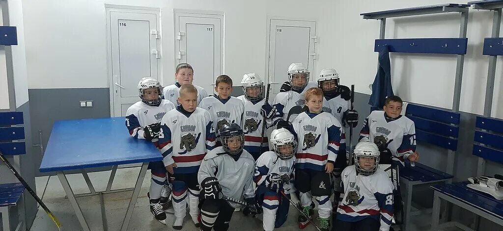 хк байкал москва. хоккейные команды иркутска с шайбой. хоккеисты байкал энергии. хк байкал. хоккейная команда байкал энергия.