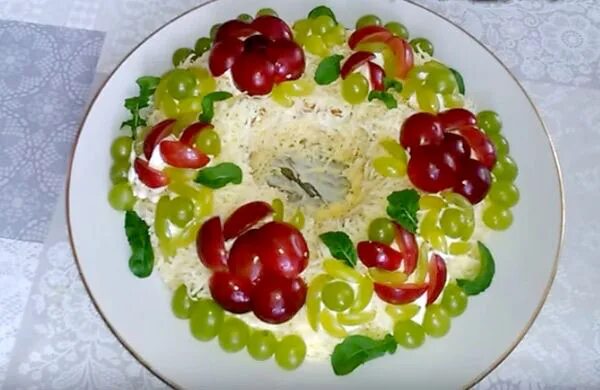 Данный рецепт салата с виноградом и шампиньонами во многом схож с популярным блю