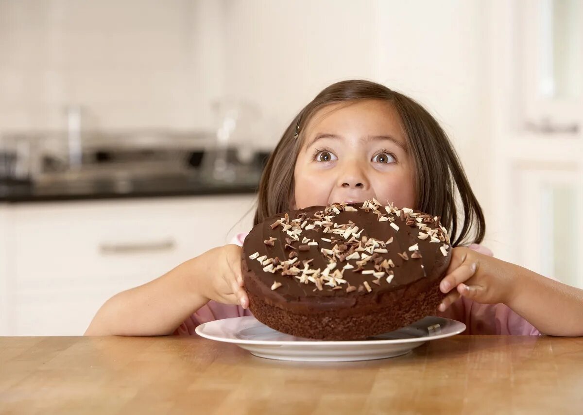 Поедание шоколада. Торт девочка. Поедание торта. Дети объедаются сладким. Что делать если съела сладкое