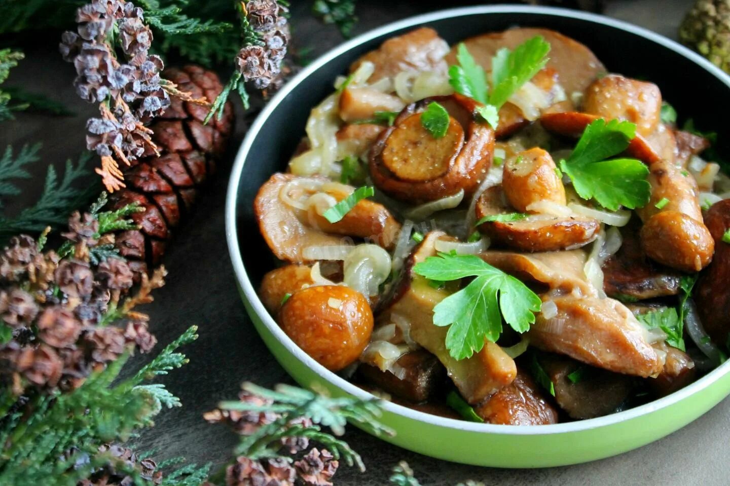 Курица жареная с грибами и луком. Жаркое с грибами. Маслята жареные. Блюдо с маслятами. Маслята грибы жареные.