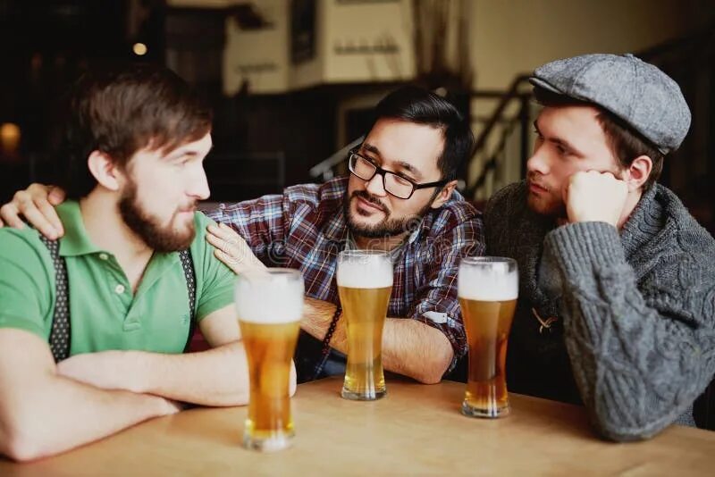 Друзья зимой пьют чай фото веселье. Meet and drink. Друзья пьют чай фронтально. Люди веселятся. Друзья с пивом арт.