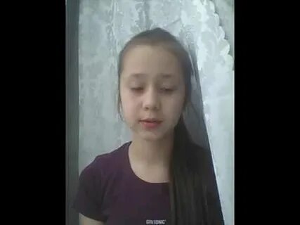 Девочка поет песню алисы