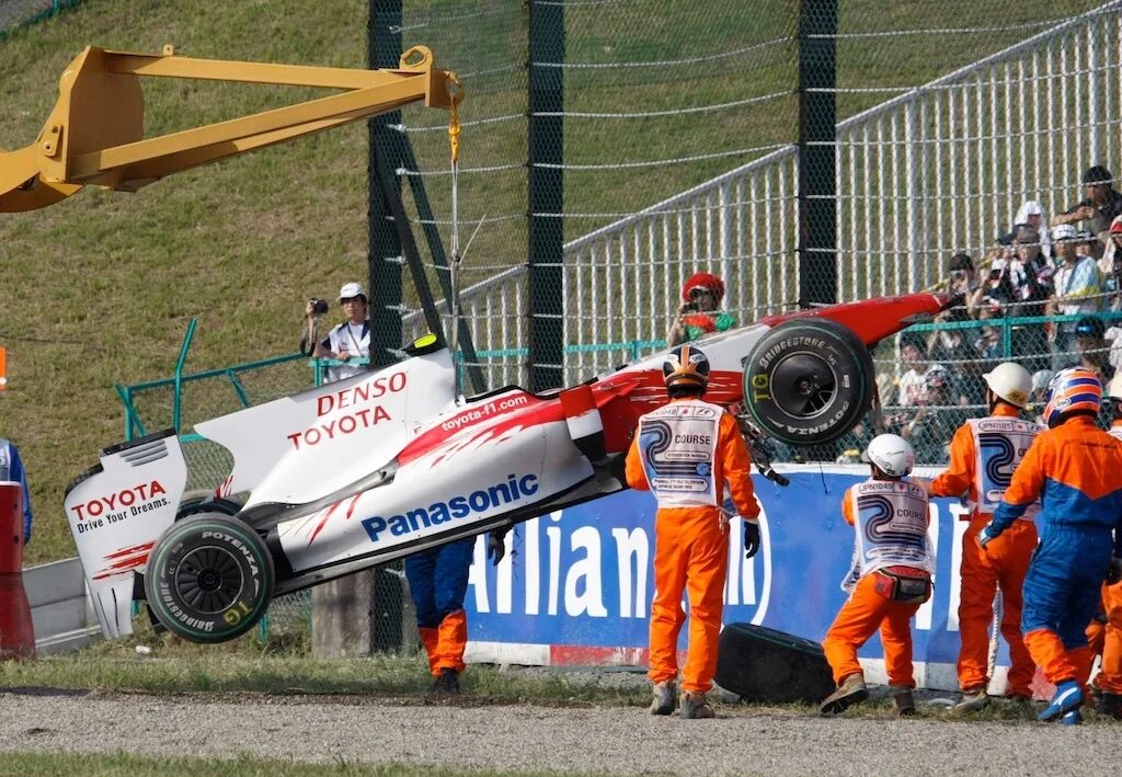 Квалификация япония попов. Timo Glock 2009. Timo Glock Japan 2009. Timo Glock crash Japan. Тимо Глок.