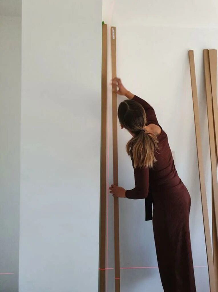 Как крепить декоративную. Прикрепить рейки к стене. крепление декоративных реек к стене. рейки на стене приклеены. декоративные рейки для стен.