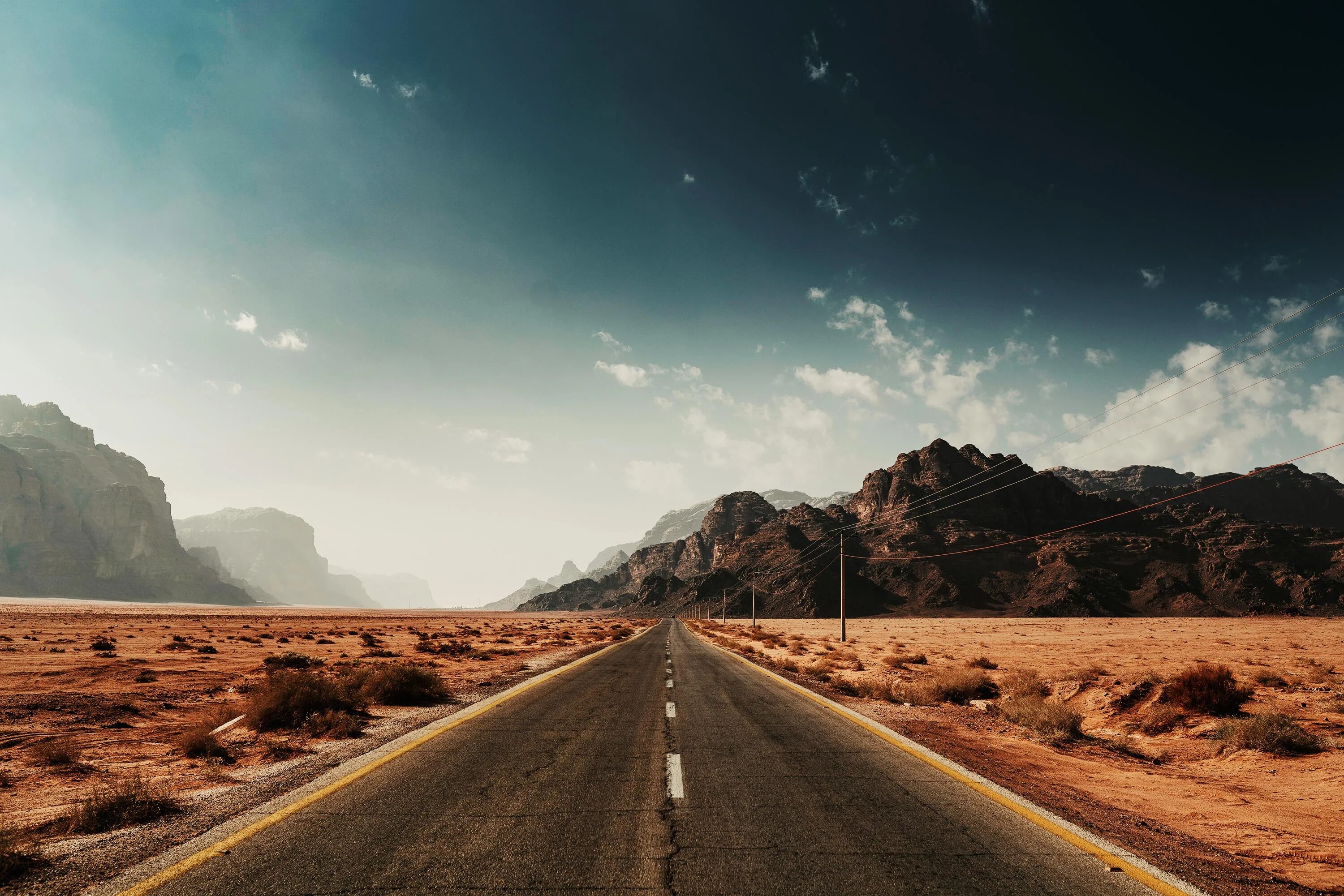 Пародия дорога. Дороги в пустыне. Пустынная дорога. Пустынные горы. Пустыня дорога закат.