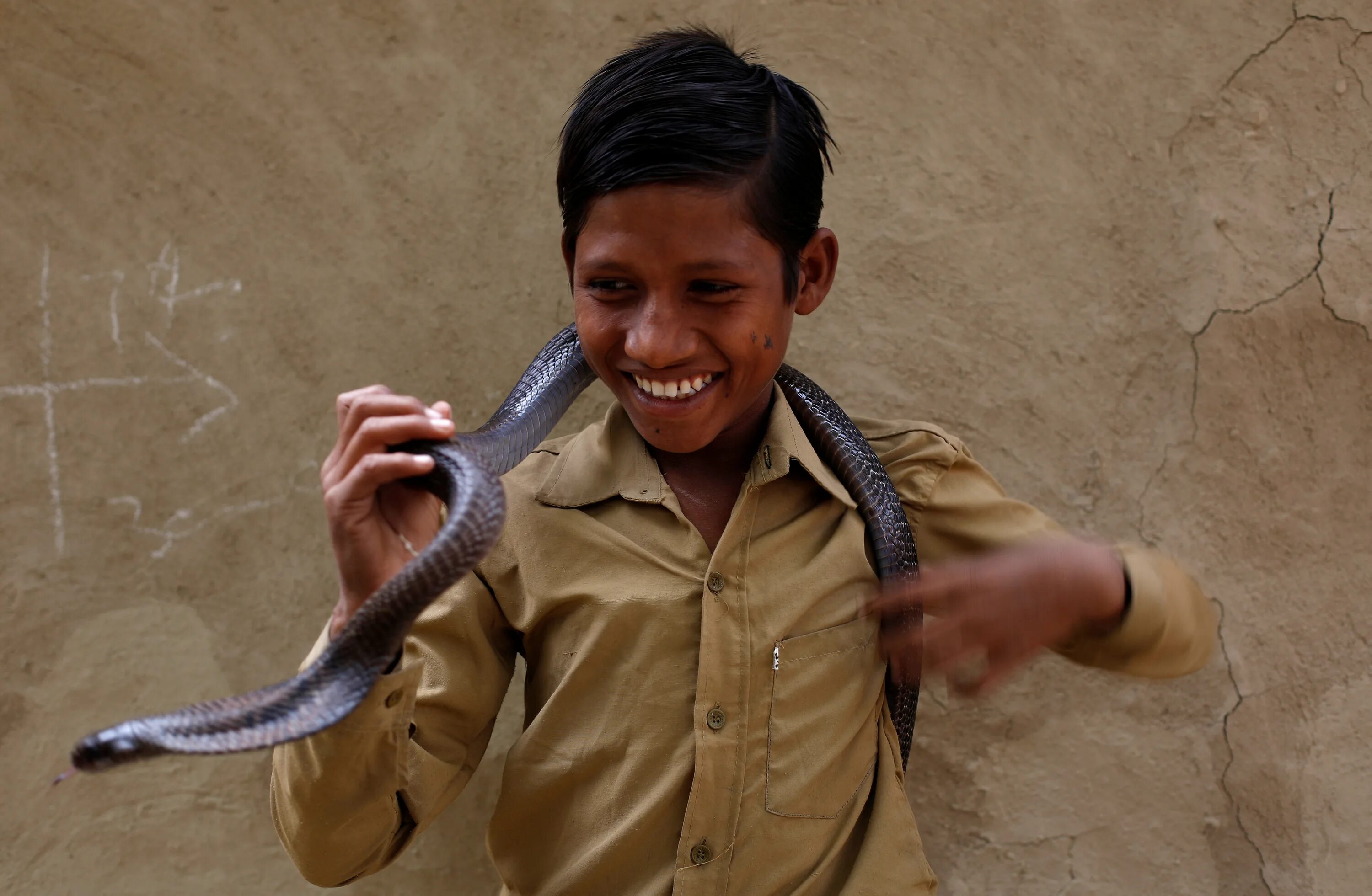 Индийский про змей. Заклинатель змей. Дети со змеями. Про змей для детей. Малыш змеи.