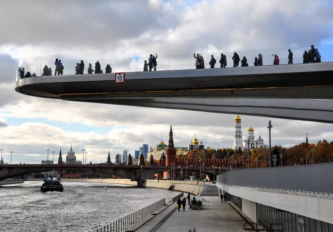 Парящий спб. Парк Зарядье парящий мост. Парк Зарядье мост над рекой. Парк Зарядье смотровая площадка. Парк Зарядье стеклянный мост.