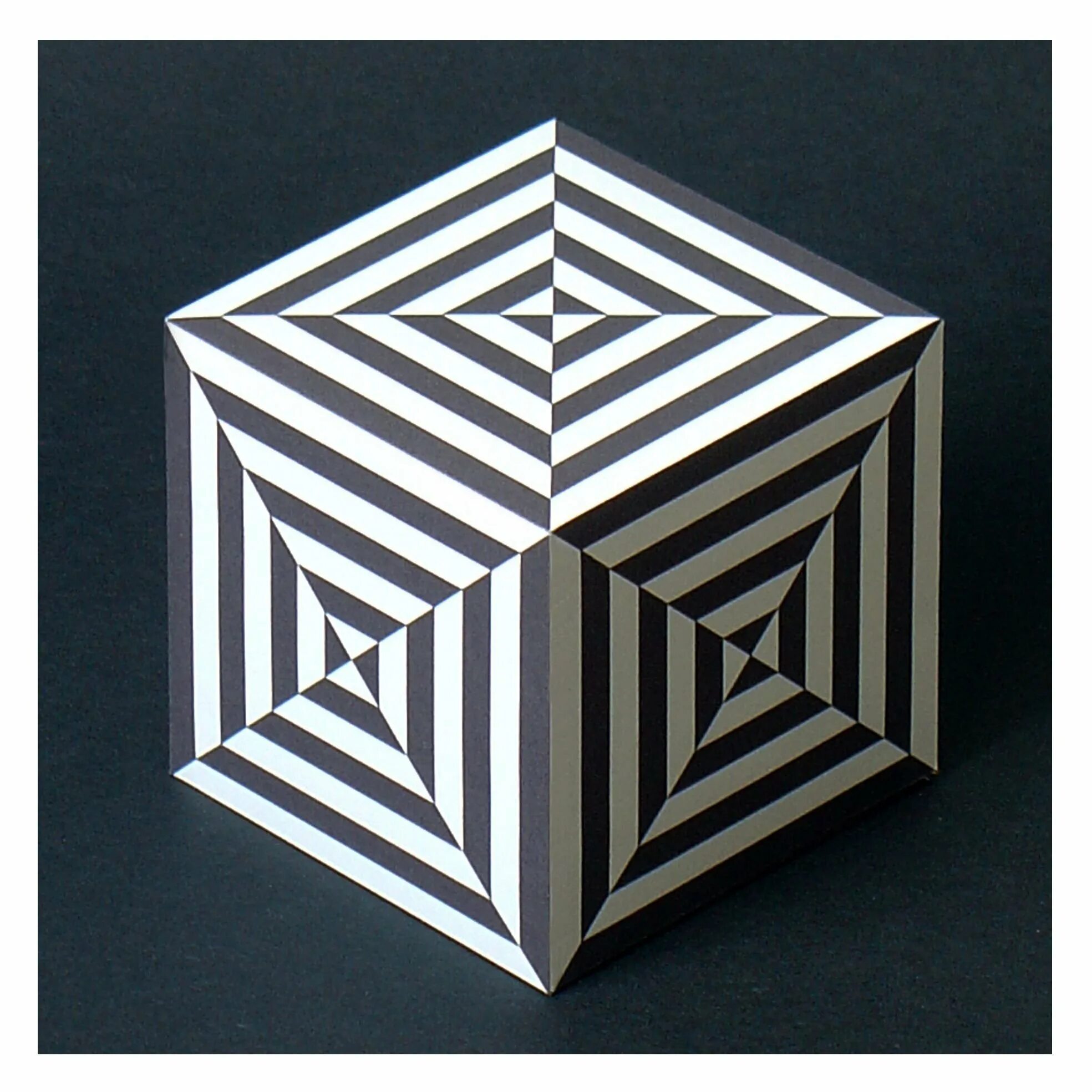 Куб в кубе. Дизайнерский куб. Геометрические иллюзии. Оптическая иллюзия куб. Иллюзия композиция.