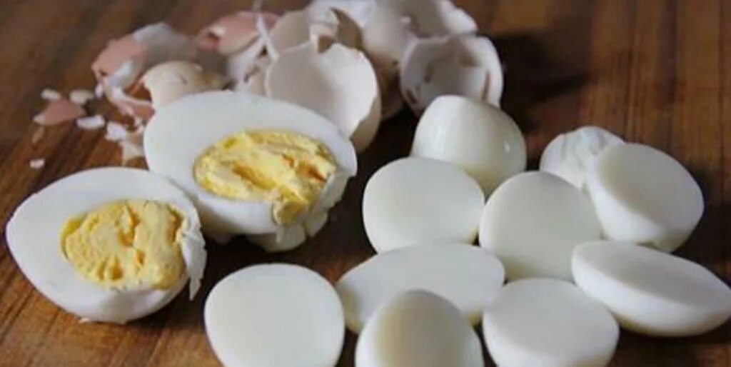 Яйцо без желтка. Два желтка в одном яйце примета для женщин. Яйцо без желтка почему. Калории яйцо без желтка