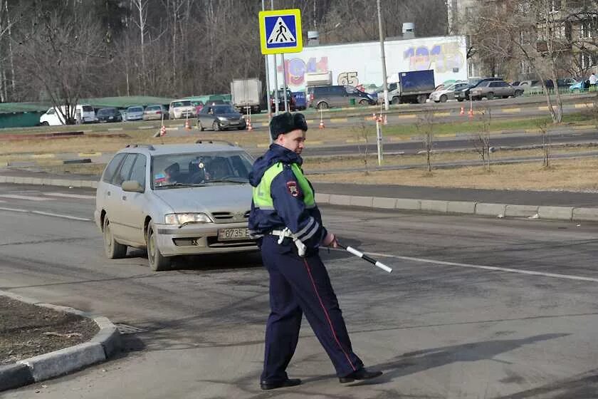 Что значит дпс. Гаишник регулировщик. полицейский регулировщик дорожного движения. инспектор гибдд регулировщик. дпс с жезлом на дороге.