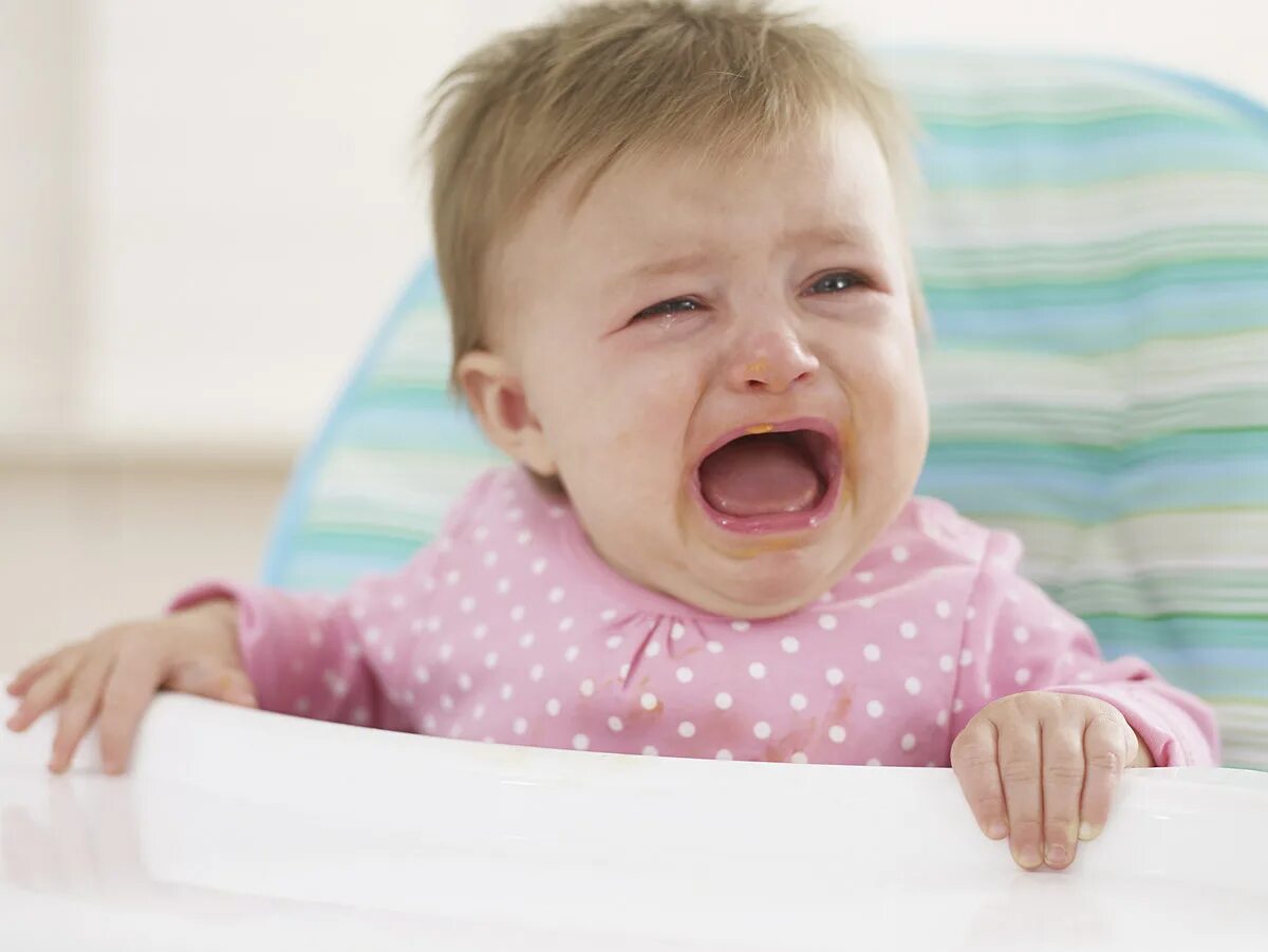 Ребенок кушает и плачет. Ребенок кушает. Дети с лактозной недостаточностью. Ребенок плачет когда ест. Ребенок плачет когда ест.