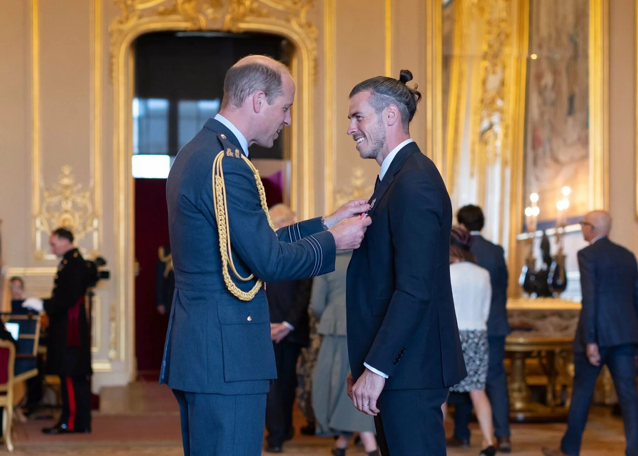 Василий ливанов орден британской империи. Виктория бекхэм и принц уильям. Кавалер британской империи. Кавалер британской империи. Кавалер британской империи.