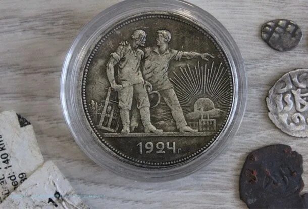 Монета мужик с молотом. Монета с двумя мужчинами. Монета серебряная на монете мужик с молотом. Ранние советы монеты.