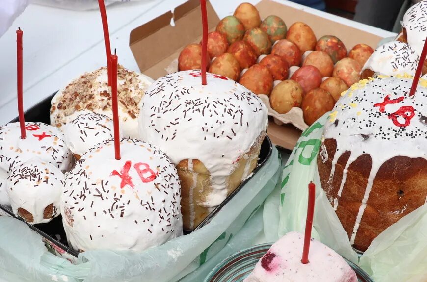 Можно ли освятить кулич дома самим. Кулич творожный пасхальный. кулич и яйца на пасху. кулич пасхальный фото. пасочки на пасху.