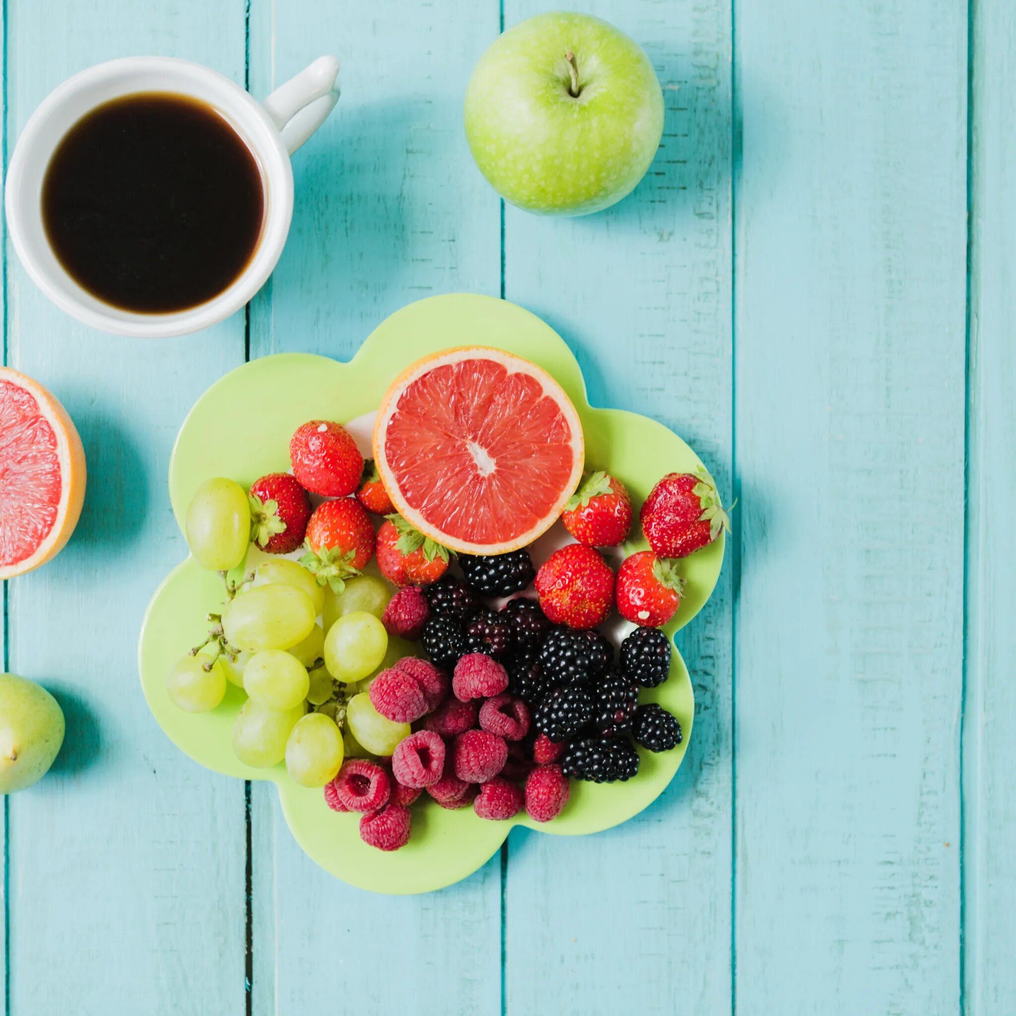 Фрукты утром можно. Фрукты на завтрак. Фрукты и кофе на завтрак. Завтрак с ягодами и фруктами. Утро фрукты.