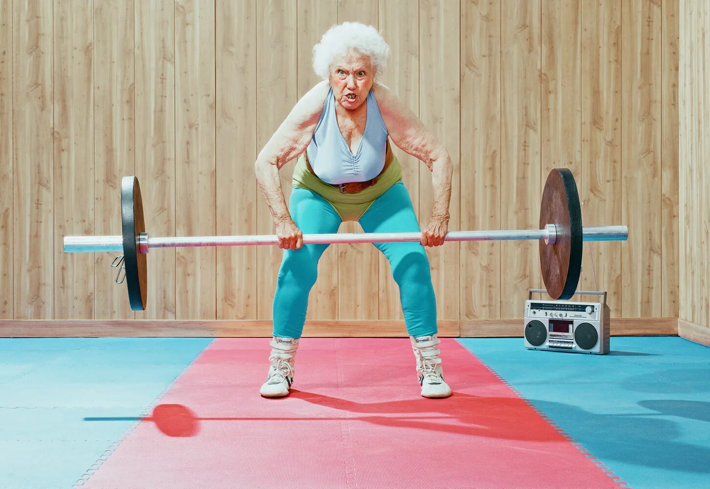 Спортивная бабка. Старушки в тренажерном зале. Бабушка в спортзале. Спортивные пожилые люди.