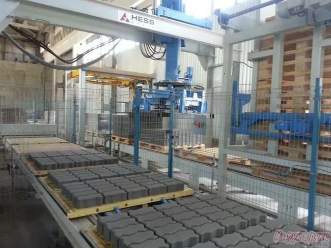 Брусчатка бетонная 200х100х60. Вибропрессование тротуарной плитки. Цех по производству брусчатки. Штайнгот тротуарная плитка лобня. Завод по производству тротуарной плитки.