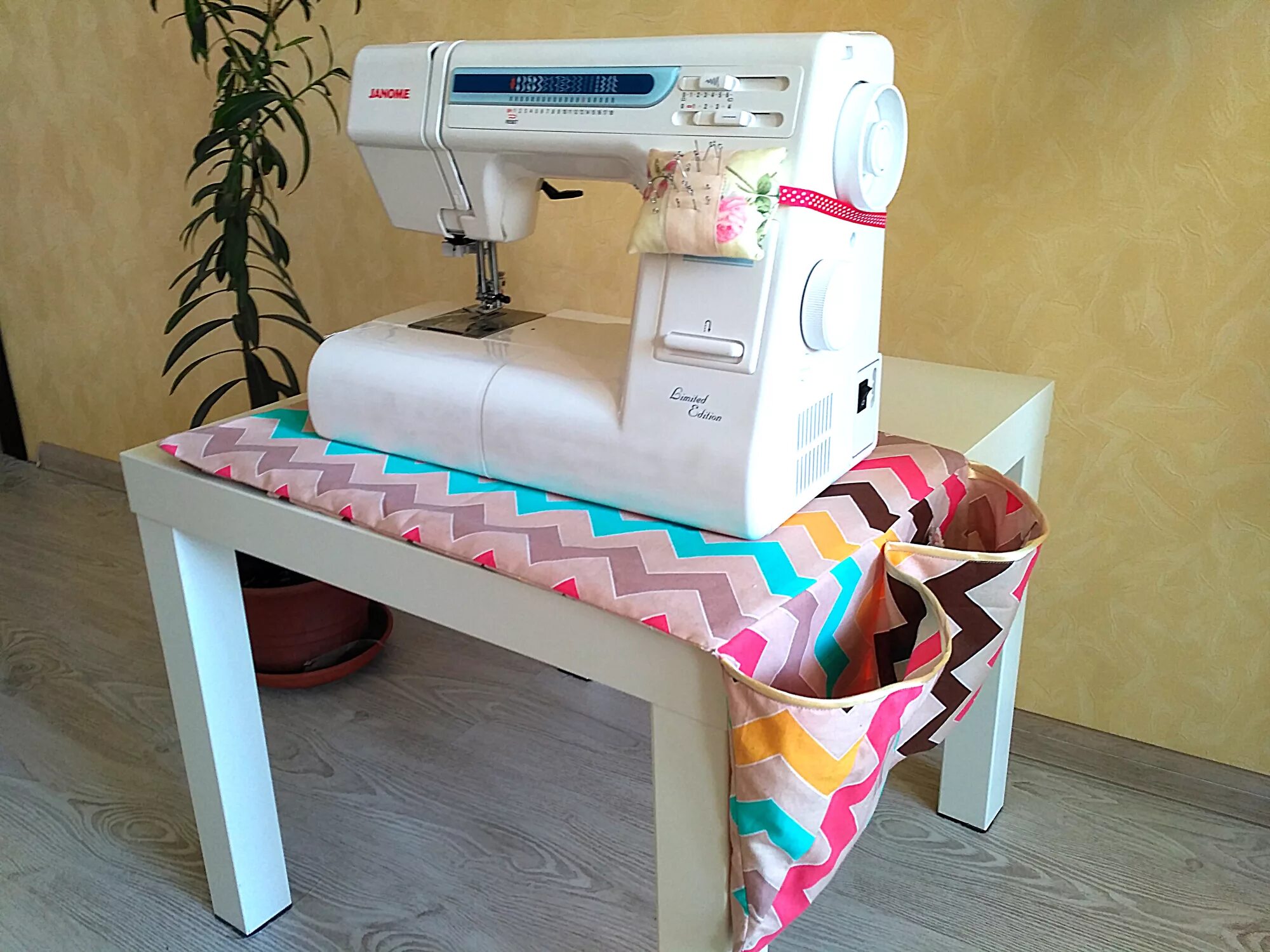 Идеи для шитья одежды своими руками. Швейная машинка в интерьере. Что можно сшить для начинающих на машинке. Шить без швейной машинки. Швейная машинка тильда.