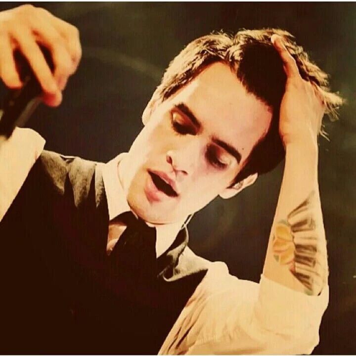 Panic at the disco lying is. Брендон ури. брендон ури 2025. panic! at the disco фронтмен. брендон ури тату.