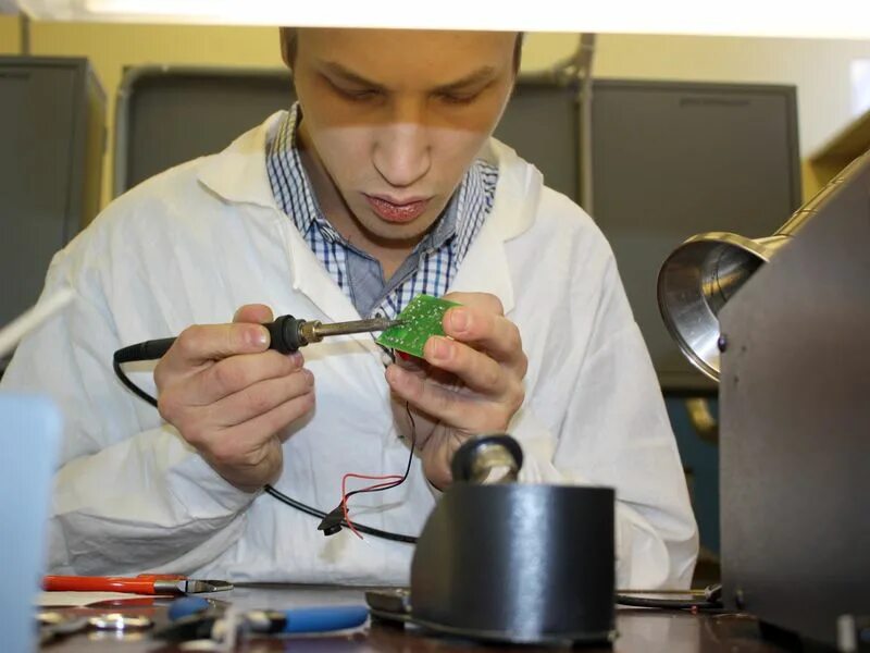 Регулировщик радиоэлектронной аппаратуры и приборов. Инженер-радиомеханик. Починка электроники. Радиомеханик. Радиомеханик чем занимается.