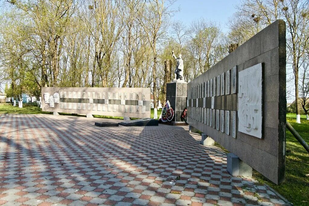 Мемориальный комплекс вечный огонь Краснодар. Братская могила село Киевское Крымского района. Братская могила Крымский район. Братская могила вечный огонь Крымск. В борьбе с фашистскими захватчиками