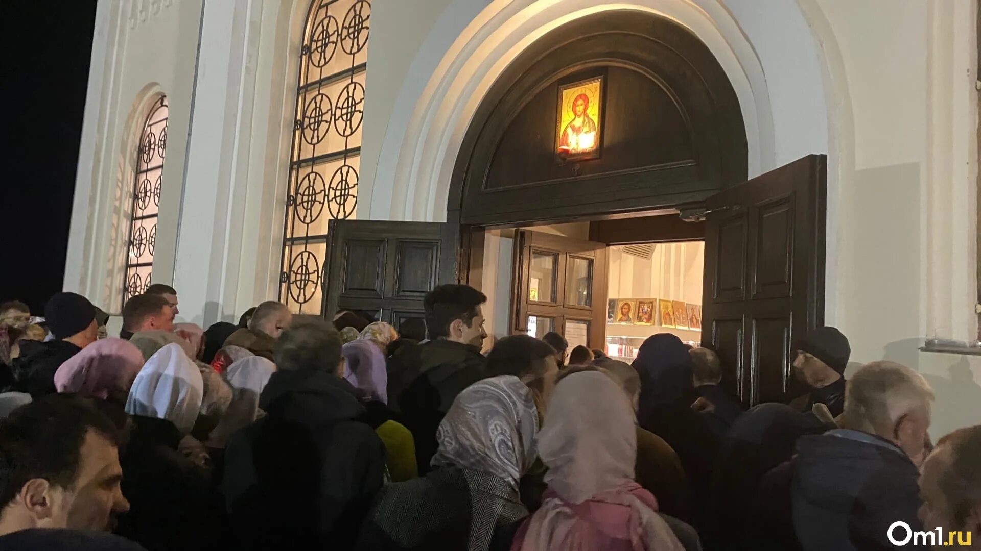 Православные прихожане. Пасхальное воскресенье в 2024 году. Ночной крестный ход на пасху. Пасха новосибирск 2024. Пасха в новосибирске 2023.