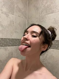 lushcatlyn's tweet photo. single btw, who wants me? t.covYTFE...