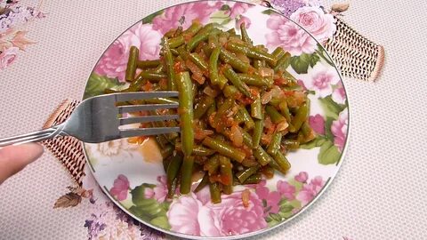 Фасоль стручковая с луком и чесноком