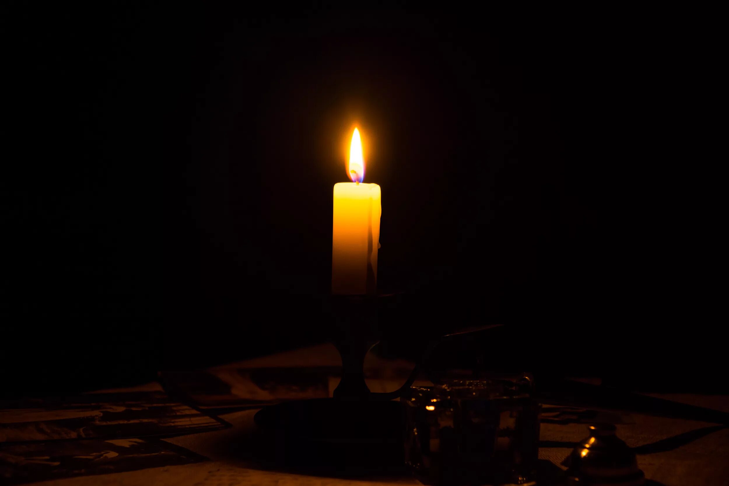 Горящая свеча. Траурная свеча. Поминальная свеча. Свеча скорби. Одиноко свечи горят