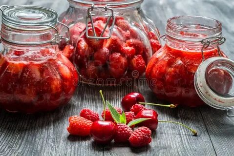 Компот из клубники и красной смородины