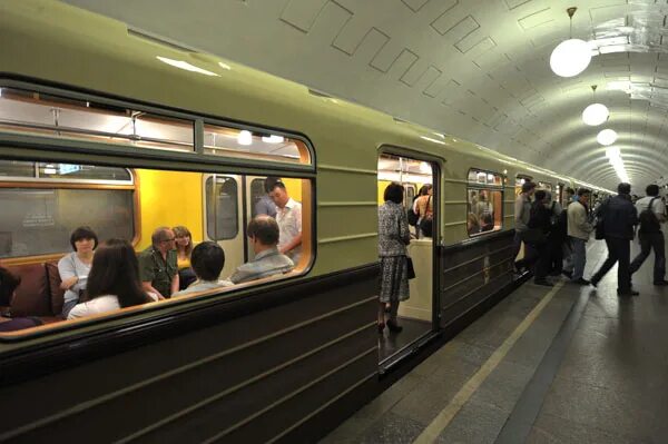 81-717.5А ретропоезд. Сокольники ретро поезда метрополитен. Ретро поезд на Сокольнической линии. Ретропоезд Сокольники на Сокольнической линии. Ночной ретро поезд метро