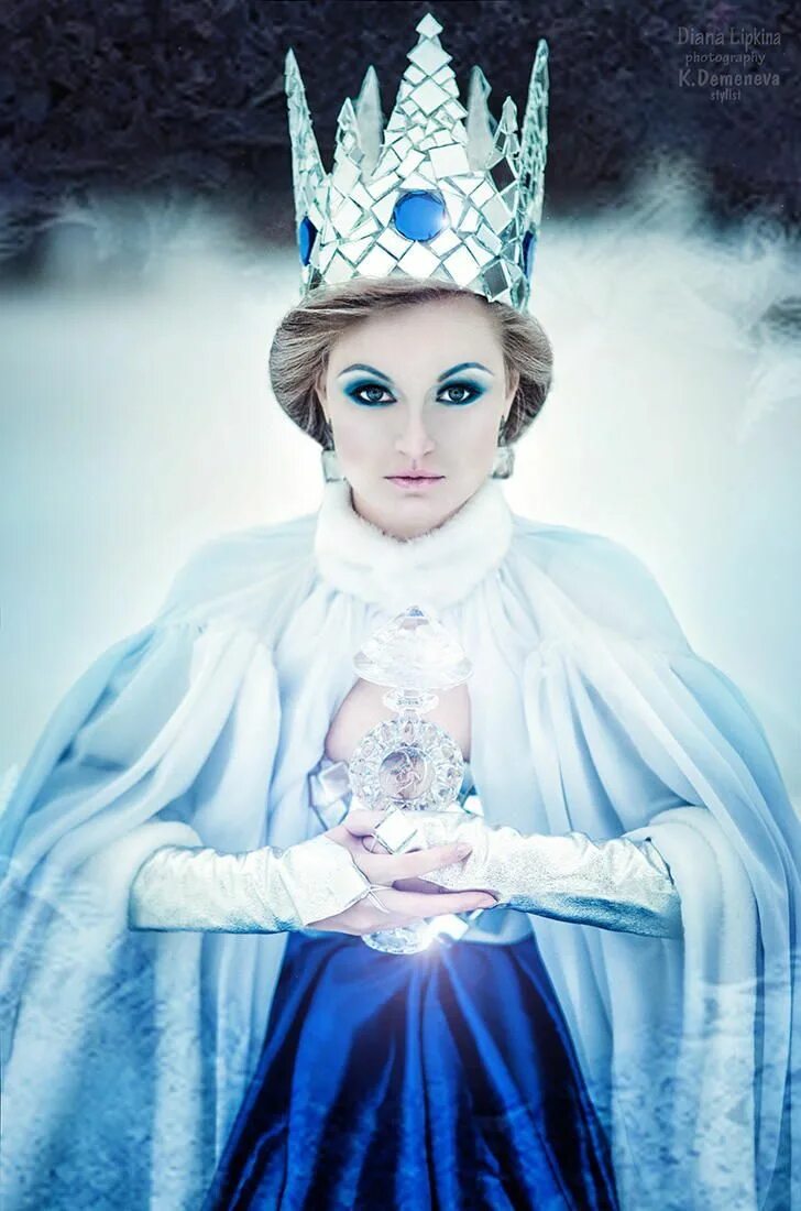 Снеңная Королева. Корона снежной королевы в сказке. Образ королевы. Снежная Королева костюм. Покажи картинку королевы