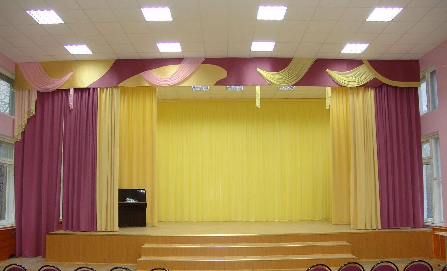 Шторы в музыкальный зал. Для декорирования актового зала купили. Шторы для актового зала в детском саду. Шторы в актовый зал. Арлекин одежда сцены.