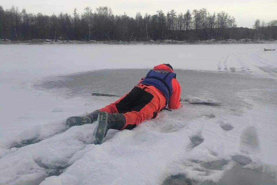 Происшествия на водоёмах осенью. Утонул провалился под лед