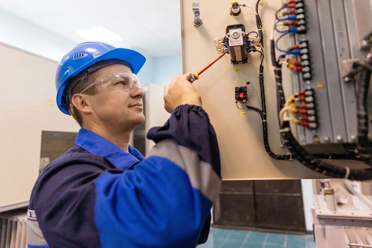 Слесарь. Слесарь. Слесарь. Стерлитамакский нефтехимический завод. Слесарь по ремонту грузовых автомобилей.