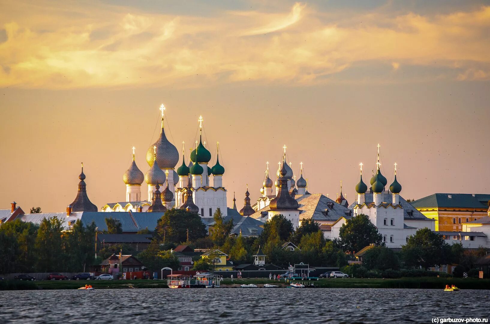 Фотографии золотого кольца россии. Город Ростов Великий озеро Неро. Ростовский Кремль с озера Неро. Золотое кольцо Ростов Великий озеро Неро. Вид на Ростовский Кремль с озера Неро.