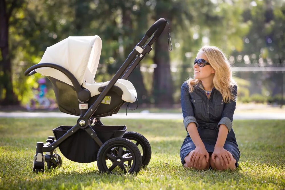 Коляска девушка помощь. Коляска emmy baby pram. на коляску. ребенок в коляске. коляска &quot;малыш&quot;.
