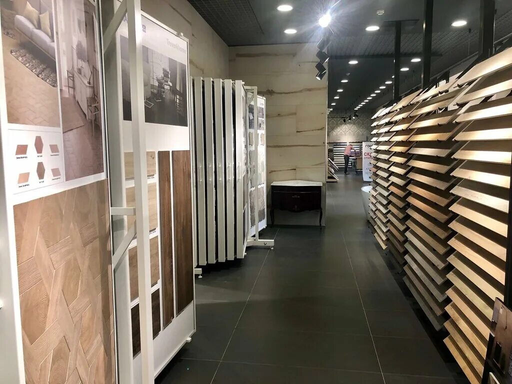 Большой магазин плитки. Салон плитки. Шоу рум кафельной плитки. Салон керамической плитки. Магазин московская плитка.