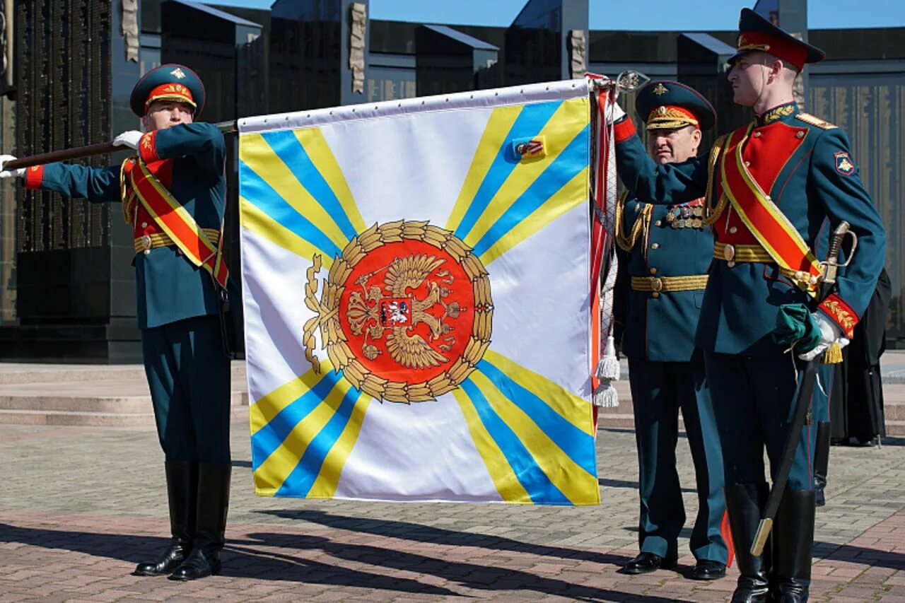 Рисунок боевого знамени. Знамя Вооруженных сил РФ боевое Знамя воинской части. Боевое Знамя ЛЕНВМБ. Вручение боевого Знамени. Вручение боевого Знамени воинской части.